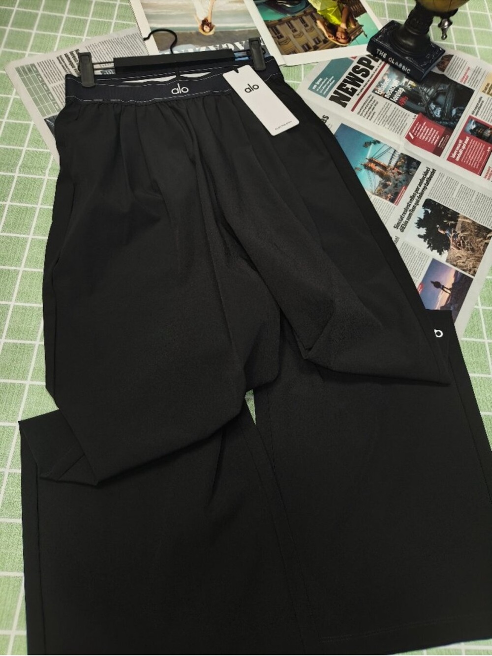 ALO Yoga Black Straight Leg High-Rise Pants - Picture 2 of 6
